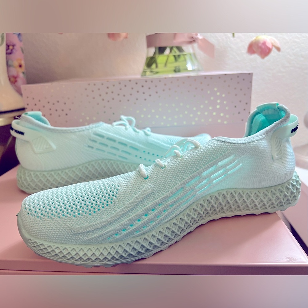 NEW IN BOX WOMENS COMFY SIZE 11 PONY TENNIS SHOES SEA-FOAM GREEN